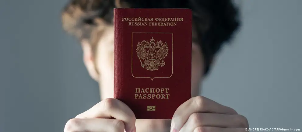 После возражений Франции и Италии Евросоюз пересмотрел проект визового запрета для россиян: ограничение предложено применять только к краткосрочным визам и лицам, действительно принимавшим участие в боевых действиях в Украине; при этом расширены гуманитарные и государственные исключения.