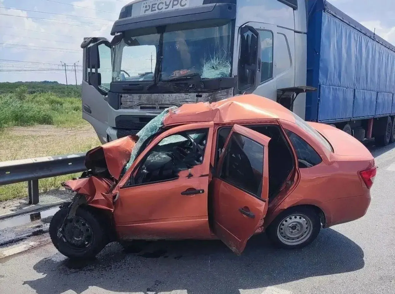 На дороге произошло столкновение грузовика и легкового автомобиля, водитель Lada Granta скончался. Обстоятельства ДТП выясняются.