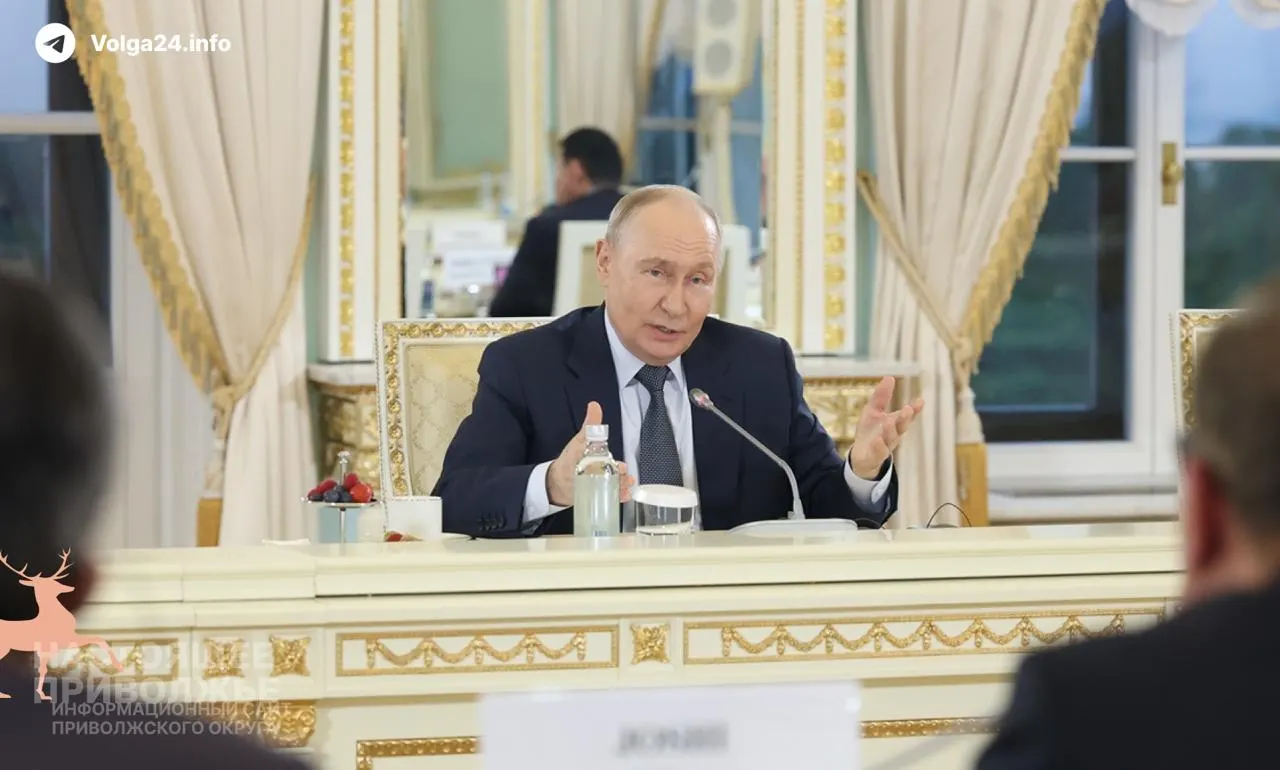 Президент заявил, что проблемы на внутреннем топливном рынке вызваны внешними факторами и являются временными; ВВП России вырос на 0,2% за пять месяцев.