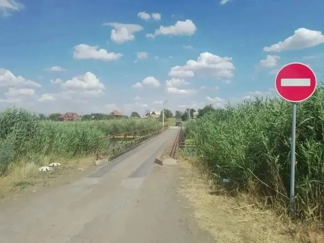 В станице Кривянской Ростовской области начато проектирование нового моста через реку Тузлов: существующая переправа 1970-х признана опасной, движение по ней не откроют до возведения новой конструкции.