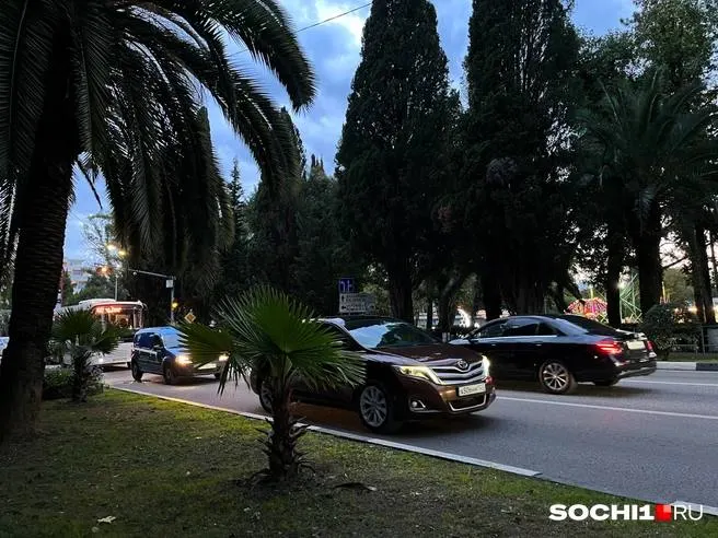 После краткой паузы тревога о беспилотниках в Сочи была возобновлена: сирены сработали вновь, на месте действует ПВО, рейсы в аэропорту не восстановлены.