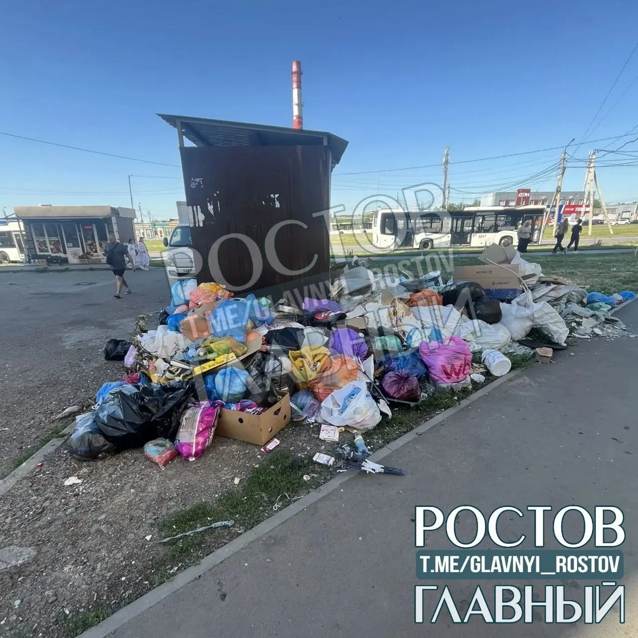 Жильцы дома на Думенко, 13/1 у остановки Думенко, 15 заявляют, что мусор не вывозят уже несколько дней — в районе сильный запах, люди просят коммунальщиков вмешаться.