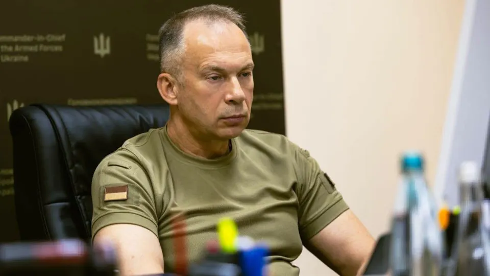 Главнокомандующий ВСУ Александр Сырский заявил, что за первые шесть месяцев 2026 года украинские силы поразили 7 725 объектов в России, в том числе 697 целей в глубине территории, и нанесли экономический ущерб не менее $6,1 млрд. Удары беспилотников и атак по нефтяной инфраструктуре вызвали топливный дефицит в ряде регионов.