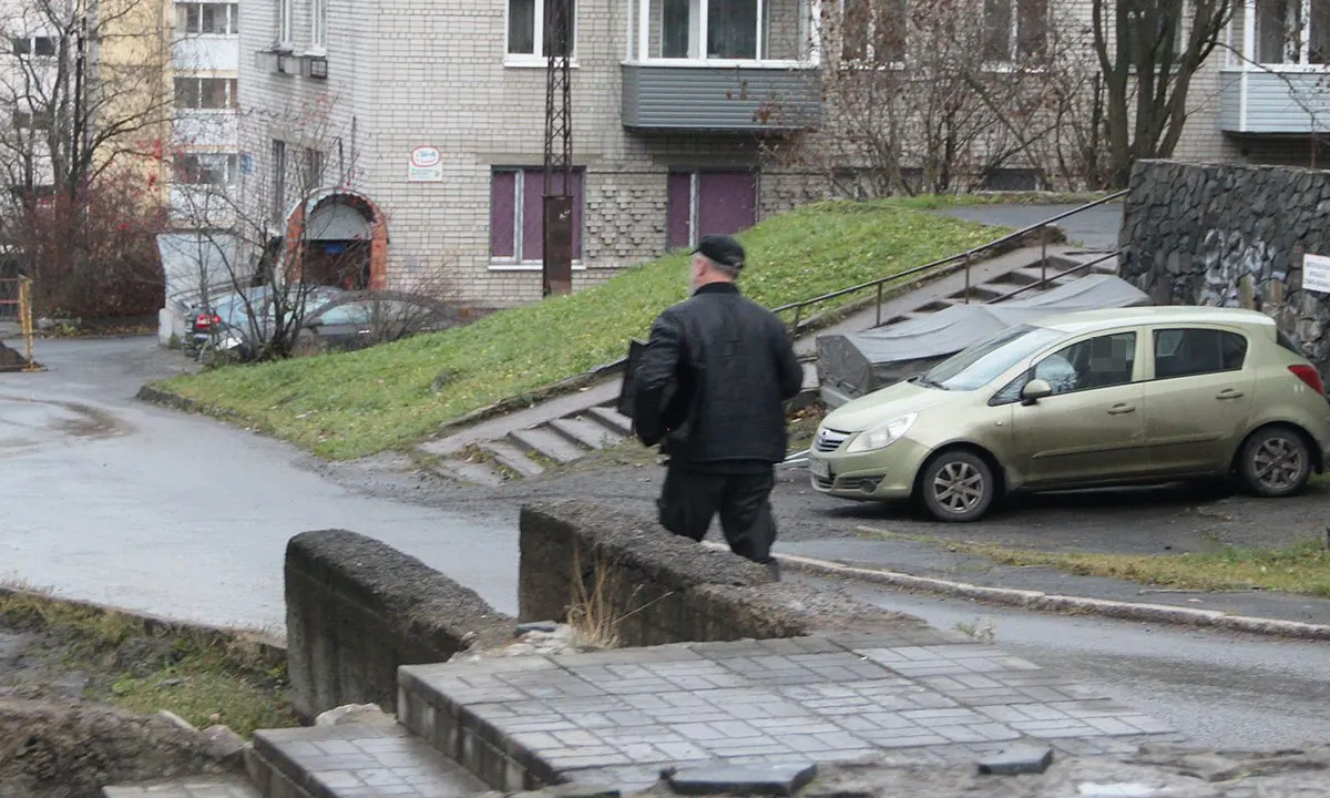 На набережной Варкауса заметили человека в серой иномарке с номером региона Краснодарского края, который предлагает дешёвые инструменты, ссылаясь на «проблемы с провозом». Горожанам советуют не вступать в разговор и не покупать у незнакомцев.