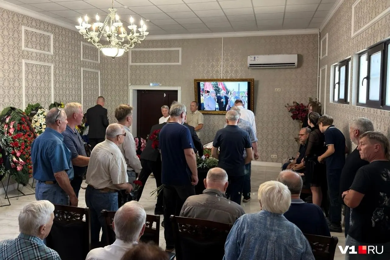 В Красноармейском районе проходят похороны бывшего директора завода «Каустик» Олега Болотина: началась церемония прощания, после которой состоится траурный митинг.