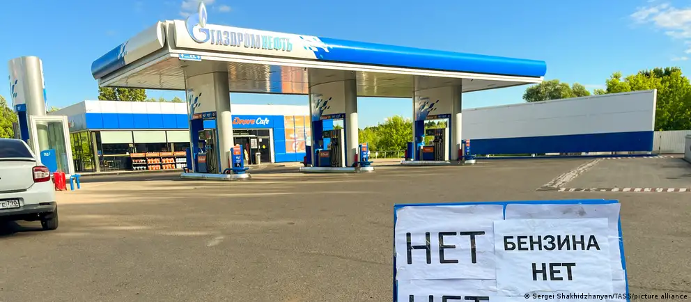 Росстат фиксирует снижение индекса производства нефтепродуктов на 21,8% в годовом выражении. Темпы роста цен на бензин и дизель замедляются, однако проблемы с поставками и дефицит топлива сохраняются из‑за ударов по НПЗ и нефтехранилищам.