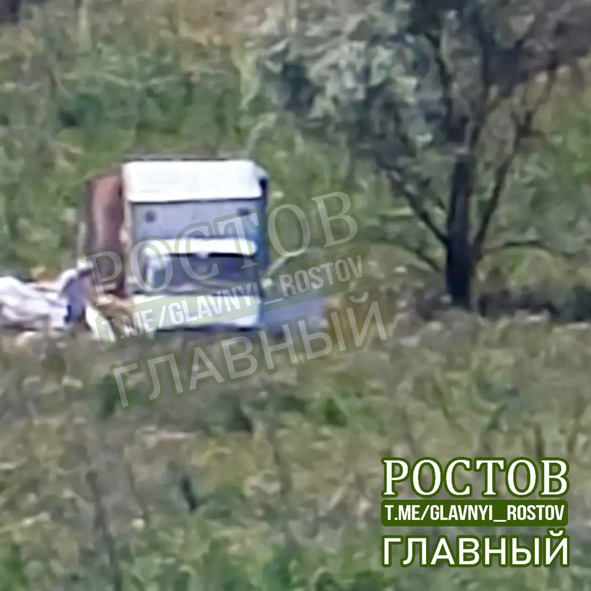 Ростовчанин сообщил, что в поле рядом с жилкомплексом и у Гребного канала на протяжении двух месяцев выбрасывают строительные и прочие отходы, хотя территория считается санитарной зоной.