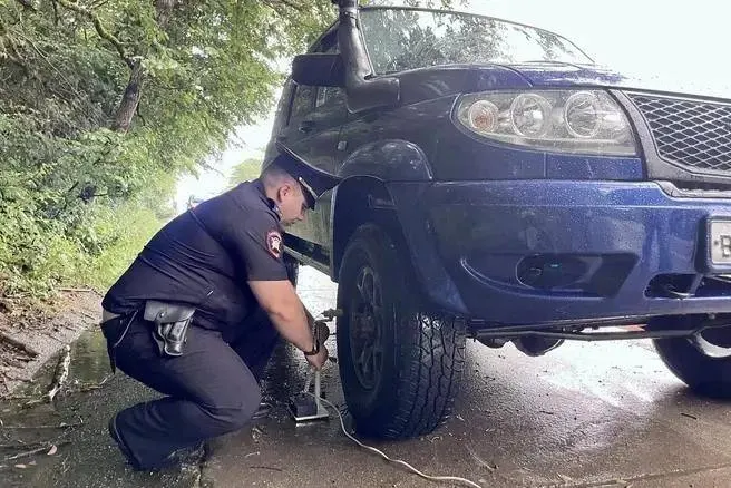 В ходе полицейской проверки джипинга в Сочи зафиксировали свыше 50 нарушений правил дорожного движения. Пять внедорожников, в которых катали туристов, отправили на штрафстоянку.