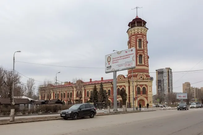 Парковка-заместитель на Привокзальной площади начнёт работу в тестовом режиме: штрафы за выезд без оплаты временно не будут применяться, при этом оплата парковки принимается.