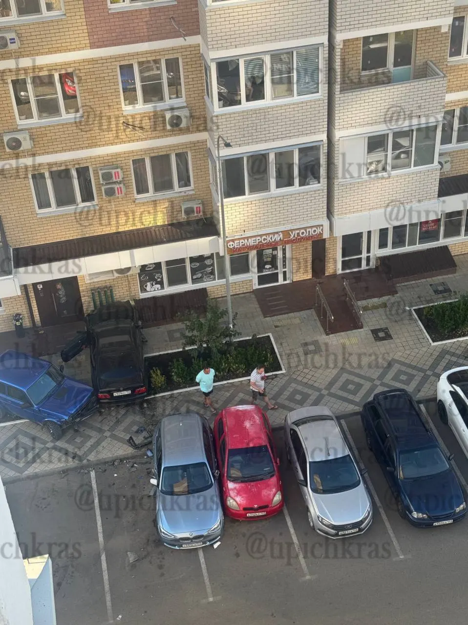 Ранним утром водитель «Мерседеса» влетел на парковку между домами на проспекте Знаменского и протаранил несколько машин; очевидцы говорят о запахе алкоголя.