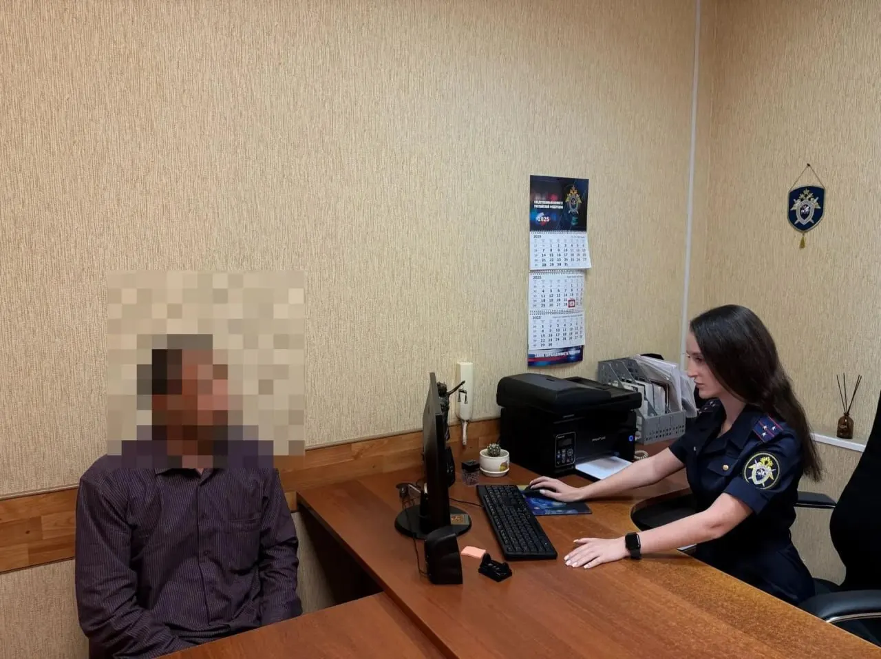 В Советском районе Волгограда мужчина обвиняется в домогательствах к 14-летнему мальчику. По версии следствия, родители заметили инцидент, отец пытался задержать подозреваемого, но тот скрылся; позже его нашли и задержали.
