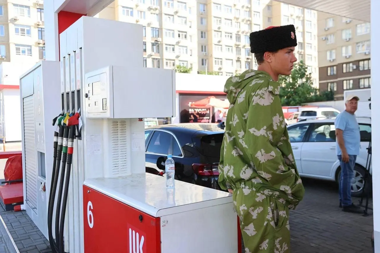 В Анапе на заправках выставили сотрудников администрации, полицейских, представителей казачества и добровольцев. Ряд АЗС работает с ограничениями — часть отпускает топливо только по картам, на многих введён лимит по литражу.