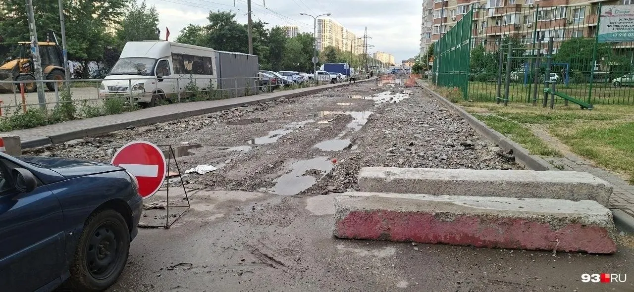 Работы на Командорской возобновили после устранения аварии на канализации: готовят новое основание под асфальт, завершить планируют до конца сентября.