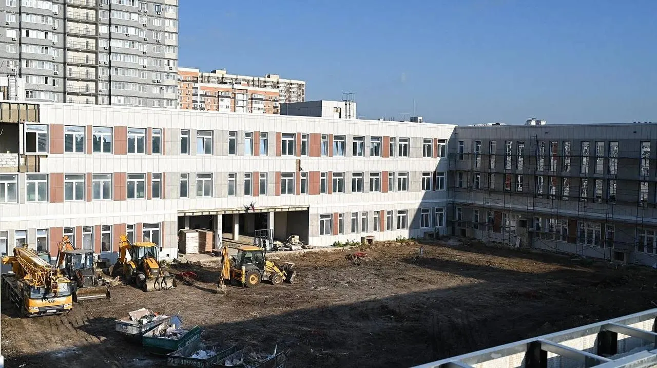 Строительство стартовало осенью 2023 года на участке, изъятом у частного владельца. Ранее открытие обещали к 1 сентября 2025 года; на объект выделили 2,5 миллиарда рублей.