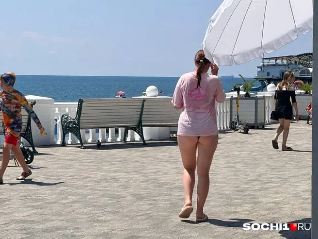 Посетительницу курорта попросили покинуть кафе из‑за купальника; женщина утверждает, что в курортном городе ей должны позволять заходить в заведения в таком виде.