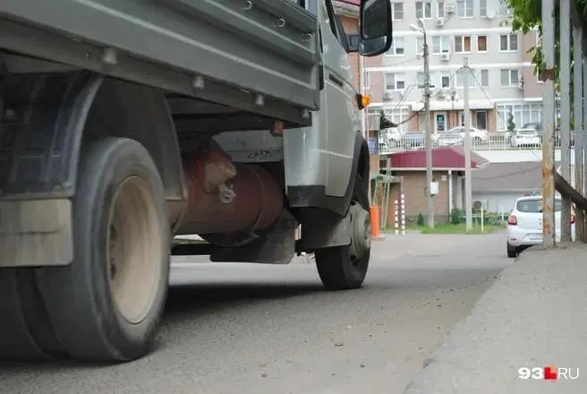 После банкротства дорожного предприятия в Дагомысе 270 сотрудников лишились работы — из‑за этого под угрозой содержание зелёных насаждений Сочи вдоль краевых дорог. Руководитель предприятия осуждён по делу о коррупции.