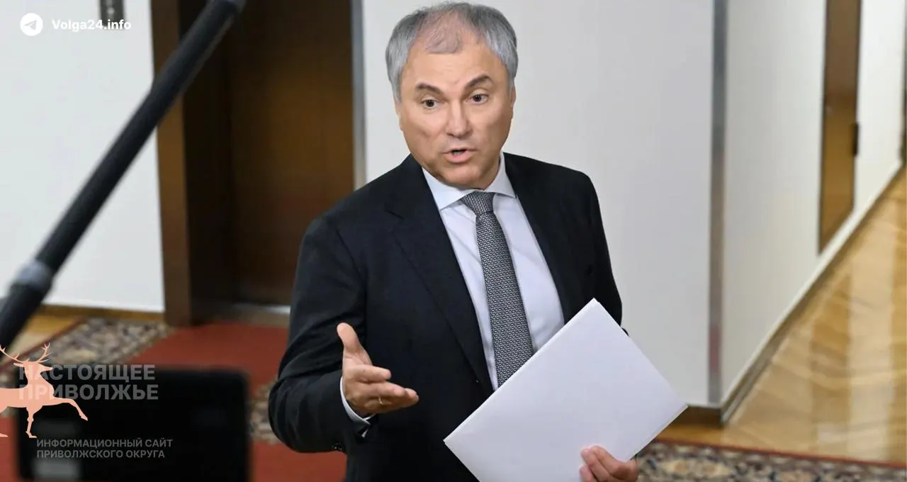 Спикер Госдумы Вячеслав Володин раскритиковал утечку информации о досрочных премиях для депутатов. Выплаты объясняют «экономией» в бюджете и необходимостью компенсировать разницу в окладах с министрами.