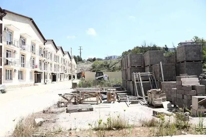 В Сочи несколько многоквартирных домов, в том числе самостроев, остались без электричества: один крупный жилой комплекс задолжал поставщику около 1,2 млн рублей.