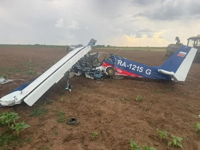 Волгоградские медики сообщили, что пилот лёгкомоторного самолёта и его 12-летняя спутница получили серьёзные травмы при выполнении авиахимработ, прошли лечение в стационаре и были выписаны.