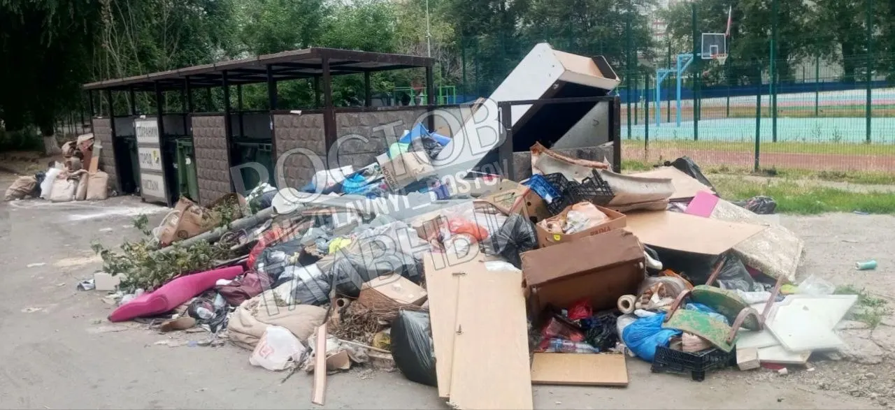 Жители дома на улице 40-летия Победы, 63/11 жалуются, что бывшая спортивная площадка завалена мусором. По их словам, коммунальные службы не вывозят отходы, а частники требуют плату.