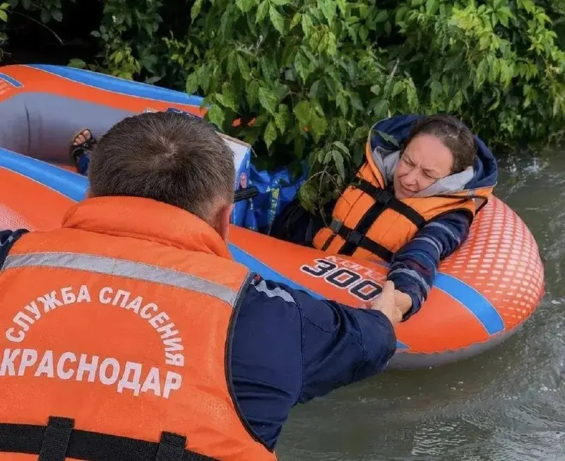 Купание в реке официально запрещено из‑за несоответствия воды санитарным нормам; в местах массового отдыха дежурят четыре сезонных водно‑спасательных поста.