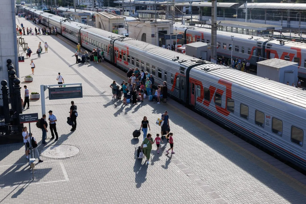 Жители Волгограда сообщают, что система прекращает прямую продажу билетов на поезда до Москвы и Санкт‑Петербурга с 30 сентября 2026 года: после 29 сентября доступна только запись в лист ожидания.