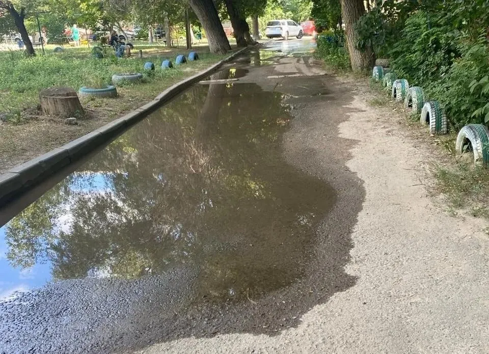 Авария на водопроводе оставила жильцов без воды, при этом поток воды затапливает внутриквартальную дорогу. Люди жалуются на отсутствие реакции аварийных служб.