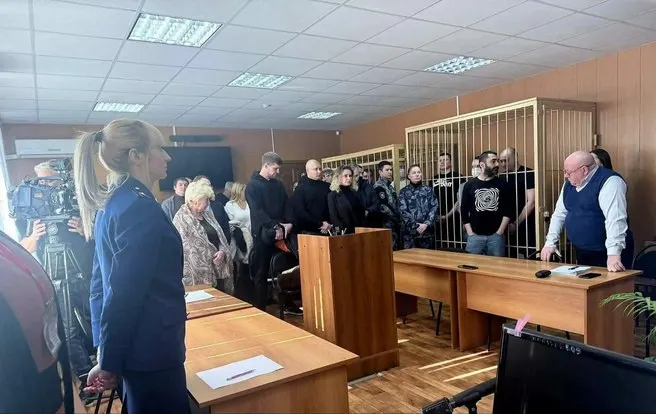В Волгоградском областном суде рассматривается апелляция на приговор организаторам подпольного казино: вдохновитель руководил схемой из колонии и получил самый строгий срок, все участники группы оспаривают вынесенные наказания.