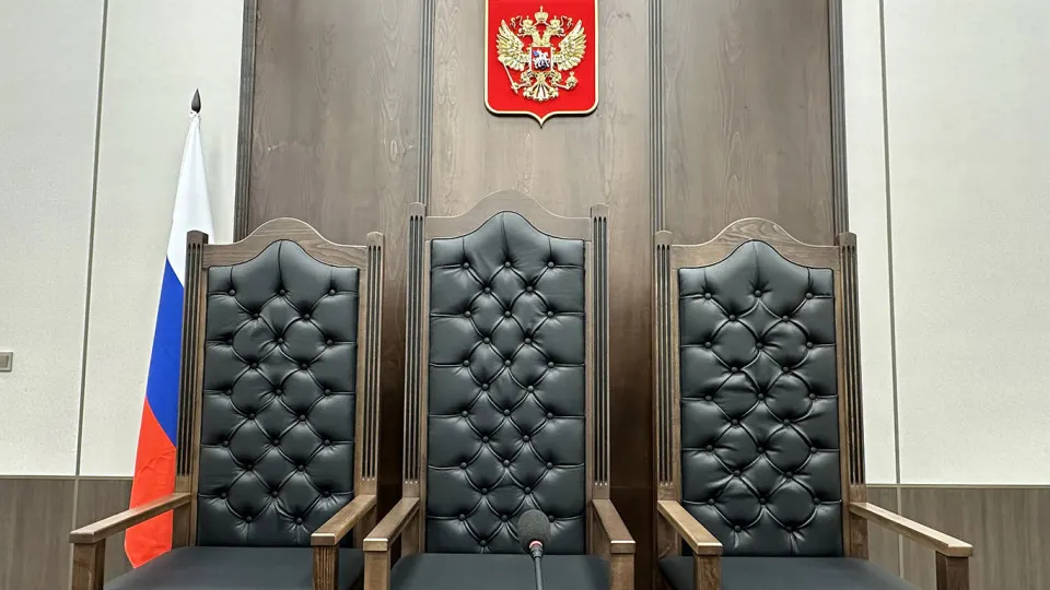 Правительственная комиссия одобрила проект, позволяющий принимать на ряд должностей в судах студентов юридических вузов и выпускников средних специальных юридических программ; инициатива направлена на сокращение кадрового дефицита, но эксперты предупреждают о рисках временного кадрового потока и необходимости улучшать условия труда.