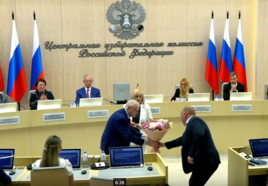 На заседании ЦИК единогласно зарегистрировали списки «Справедливой России», выдали удостоверение Сергею Миронову и утвердили 43 финансовых уполномоченных партии «Яблоко» в регионах.