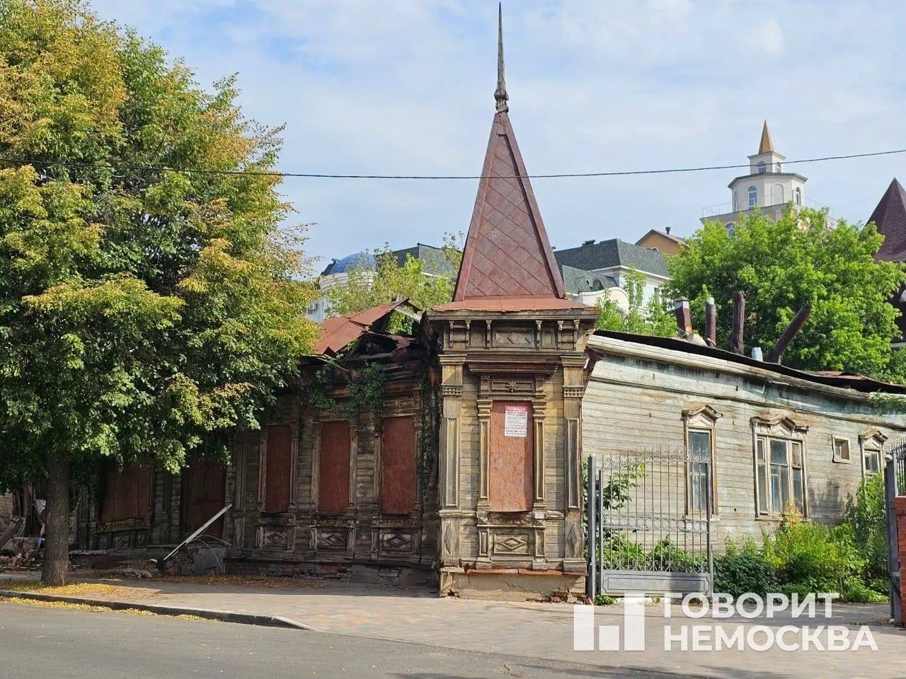 В центре Рязани частично обрушился жилой дом XIX века, признанный объектом культурного наследия. Власти готовят иск, чтобы обязать собственников провести реставрацию, но работы потребуют дорогостоящего проекта и лицензированных специалистов.