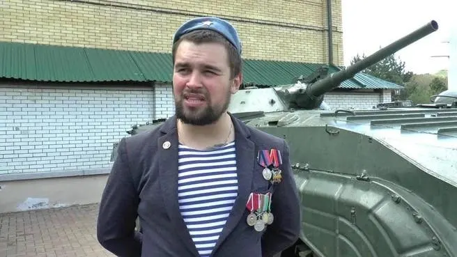 Егору Гузенко (позывной «Тринадцатый») предъявлено обвинение по статье 282 УК РФ; суд поместил его под стражу на два месяца. Окружение сообщает о сборе средств на адвоката и отмечает его помощь бойцам.