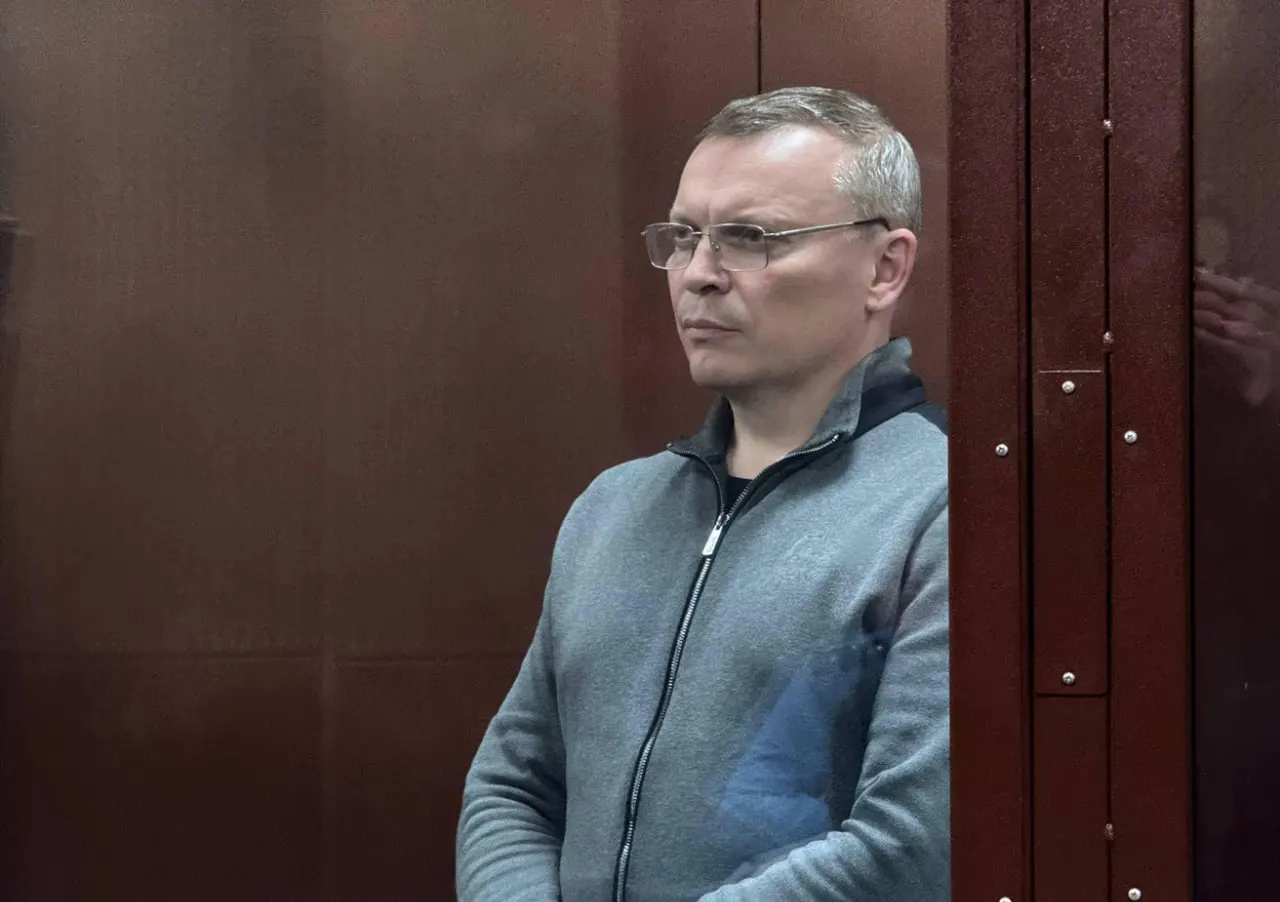 Следствие утверждает, что бывший замгубернатора получал более 5 млн рублей за покровительство при дорожных работах. Ранее его задержали сотрудники ФСБ; сейчас он находится в СИЗО, расследование продолжается.