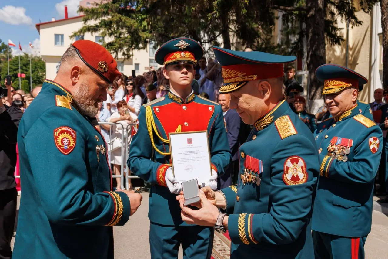 Начальнику Саратовского института войск Национальной гвардии Александру Белоглазову присвоено воинское звание генерал-лейтенанта; погоны вручил заместитель директора Росгвардии генерал-полковник Анатолий Маликов, сообщили в пресс-службе института.