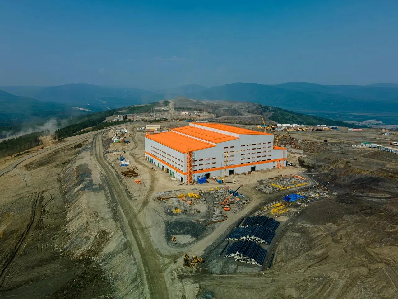 В 21-м пакете санкций Евросоюза оказалась компания GV Gold («Высочайший»), ведущая разработку месторождений в Иркутской области и Якутии. Мерам сопутствует заморозка активов в ЕС и запрет на сотрудничество с европейскими партнёрами.