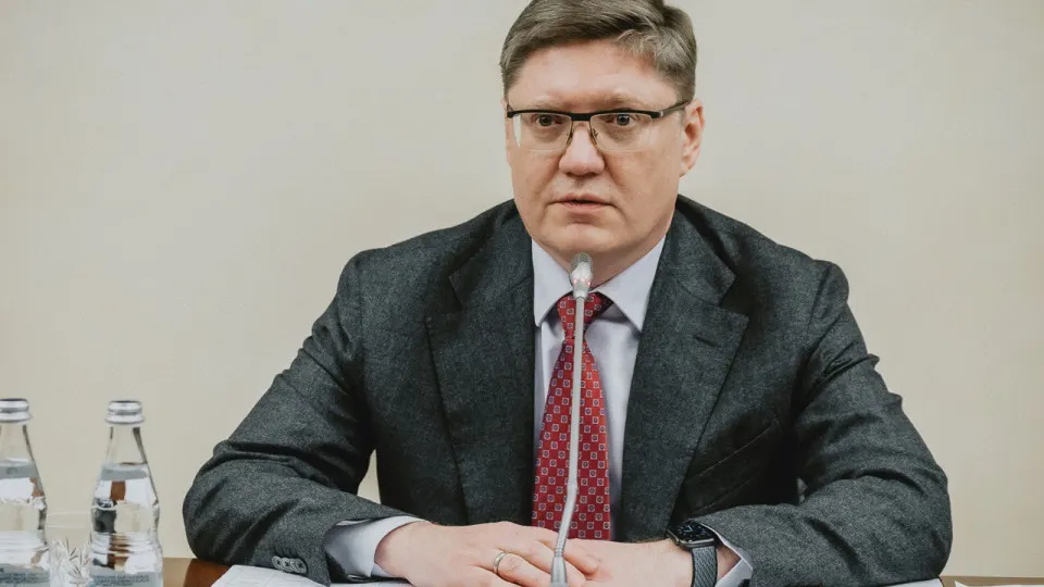 Заместитель руководителя фракции «Единая Россия» связал дефицит бензина с ударами по НПЗ и призвал граждан не поддаваться манипуляциям. Аналитики фиксируют резкое сокращение переработки и ввод массовых ограничений на продажу топлива.