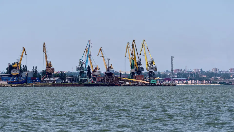 Ночная атака беспилотников на Ростов-на-Дону привела к ограничениям на отгрузки через порты Азов и Таганрог; российские железные дороги ввели ограничения до 4 августа, а эксперты предупреждают о существенном сокращении экспорта зерна.