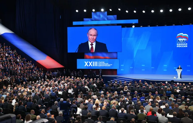Администрация президента несколько раз корректировала KPI для «Единой России»: сначала называли 55–60% при высокой явке, затем цели снизили до 50%, а сейчас в Кремле ориентируются примерно на 45% при явке около 50%. Корректировки объясняют экономическими и политическими факторами.