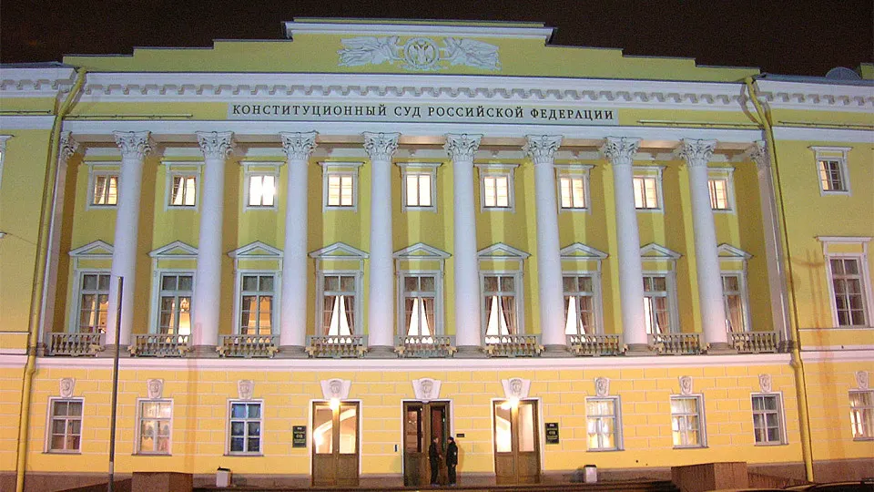 Президиум Верховного суда утвердил обзор практики по спорам о недвижимости, в котором разъяснено, что заявления продавца о мошенничестве или заблуждении не дают автоматического основания для отмены сделки — суды должны учитывать добросовестность покупателя и применять двустороннюю реституцию.