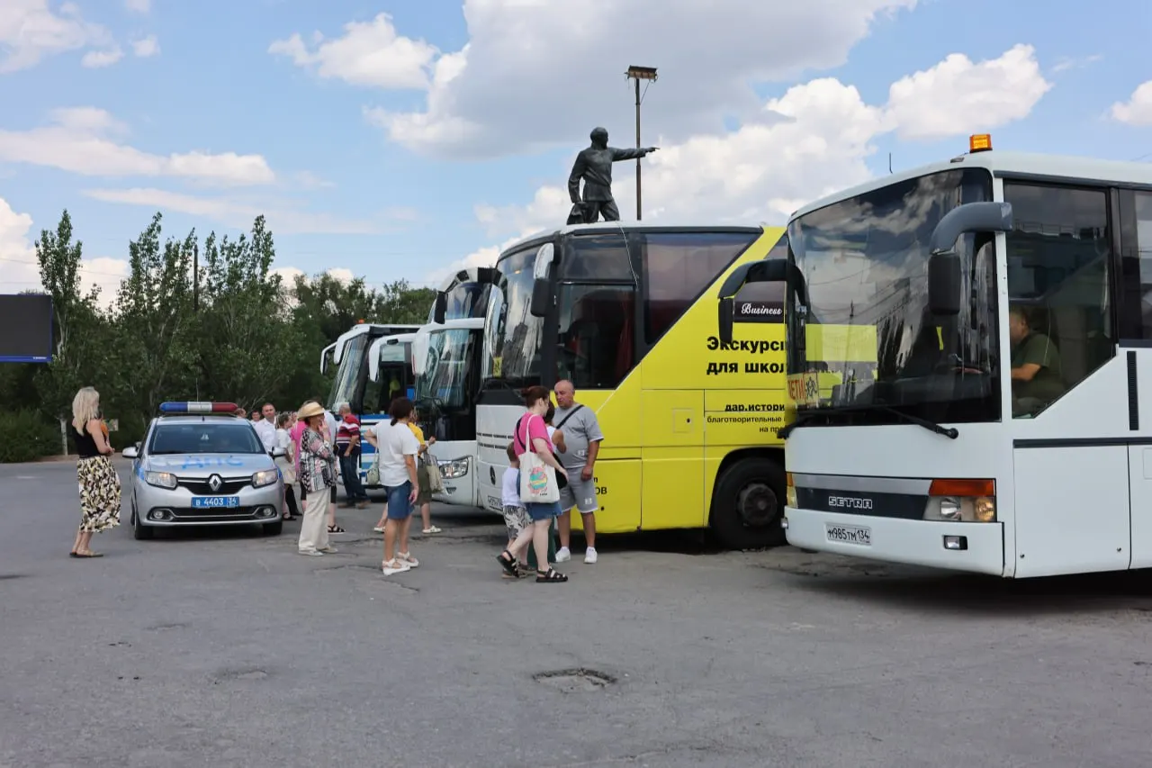 В Тракторозаводском районе около площади Дзержинского около 500 детей не могли выехать в лагерь «Зеленая волна» — несколько автобусов оказались неисправны, часть детей простояла на жаре до замены техники.