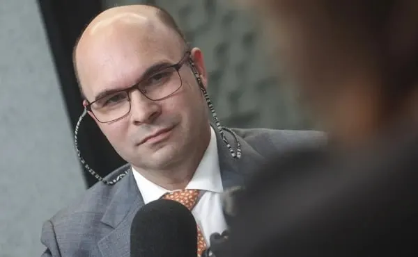 В ходе прямой линии заместитель председателя Центробанка ответил на вопросы граждан и озвучил основные положения по курсу рубля, роли банковских вкладов, прогнозам инфляции и рискам для финансовой системы.