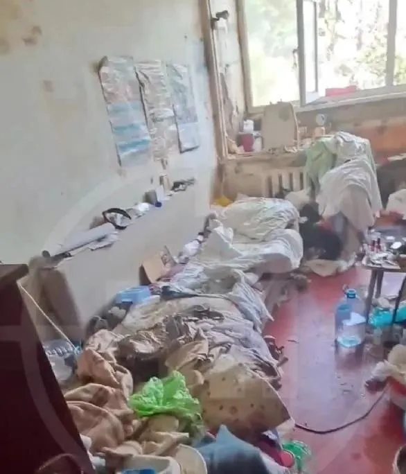 Жильцы дома в Адлере жалуются, что из одной квартиры расползаются тараканы, в подъезде стоит сильный запах, а хозяйка уже дважды устраивала пожары. Люди боятся за здоровье и безопасность.