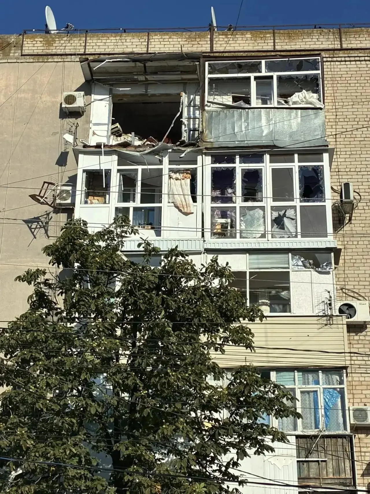 По сообщению официальных источников, за последние сутки при ударах по разным регионам России погибли и получили ранения более 100 человек. Отмечается применение дронов с поражающей начинкой; проводится расследование.