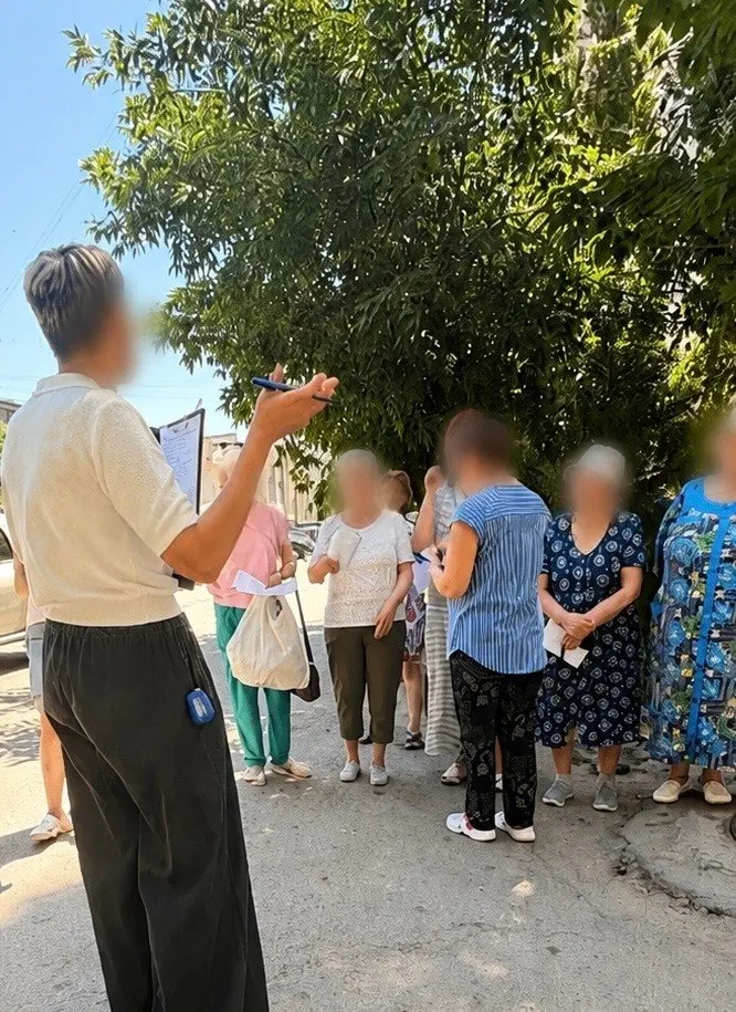 Жители дома во Волжском рассказывают, что представитель ЖЭУ отказалась показать подвалы и отвечала на вопросы в грубой форме. После недавних атак растёт тревога о готовности укрытий.