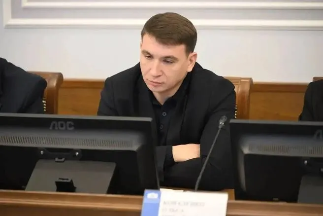 Чиновника доставили в Подмосковье для допроса. Первоначально фигурировали 60 млн рублей, теперь сумма претензий выросла до 83 млн. По делу проходят ещё три человека.