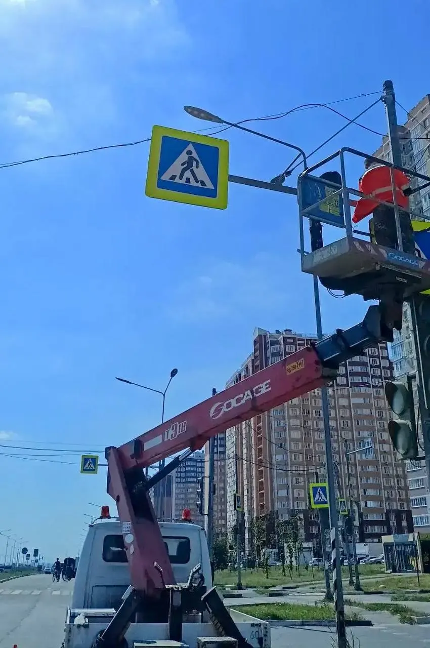 В Ростове-на-Дону сильный ветер повредил несколько светофоров: некоторые обесточены из‑за оборванных проводов, другие опрокинуты. Дорожные службы проверяют состояние, о неисправностях просят сообщать по номеру 201-73-91.
