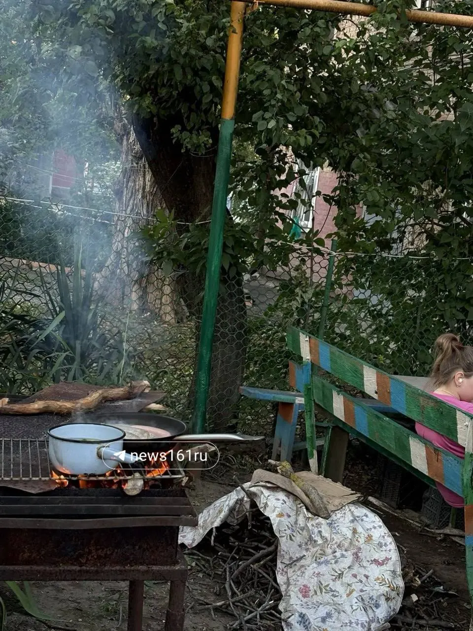 На улице 1-й Конной Армии (дома 5а и 5в) из‑за упавшего дерева повреждена газовая труба — жители уже два дня готовят на кострах и жалуются на задержку работы служб.
