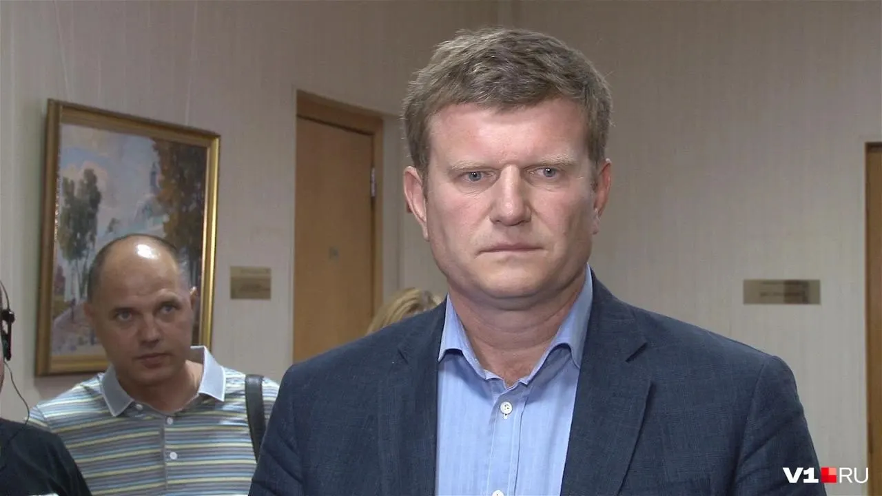 Судебные приставы наложили арест на компании и активы, связанные с бывшим депутатом; прокуратура утверждает о лоббировании его интересов, блокировка счетов уже приостановила работу порта и осложнила выплату зарплат.