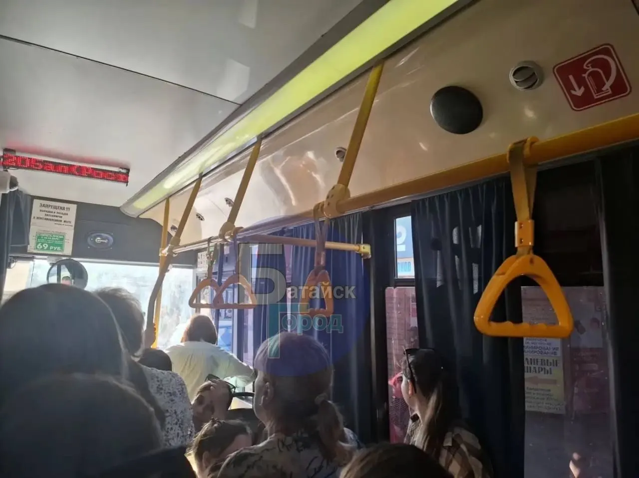 Двое людей упали в обморок в автобусе №205: в городской части поездки в салоне стало жарко, включённый кондиционер не справлялся с охлаждением.