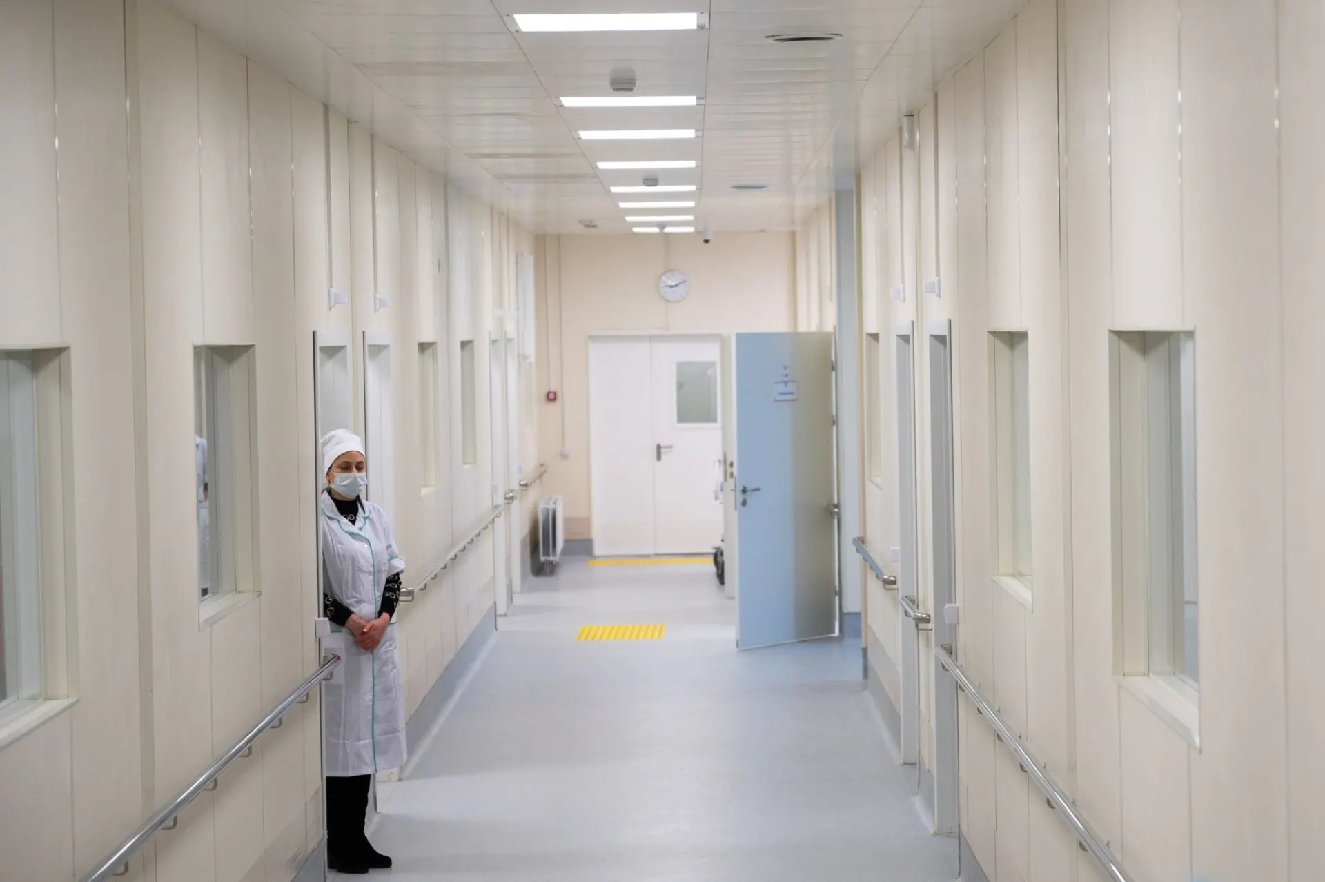 Ребенку диагностировали ВИЧ и гепатит C; врачи оценивают состояние как «третья стадия из пяти». О заражении стало известно лишь спустя полтора года.
